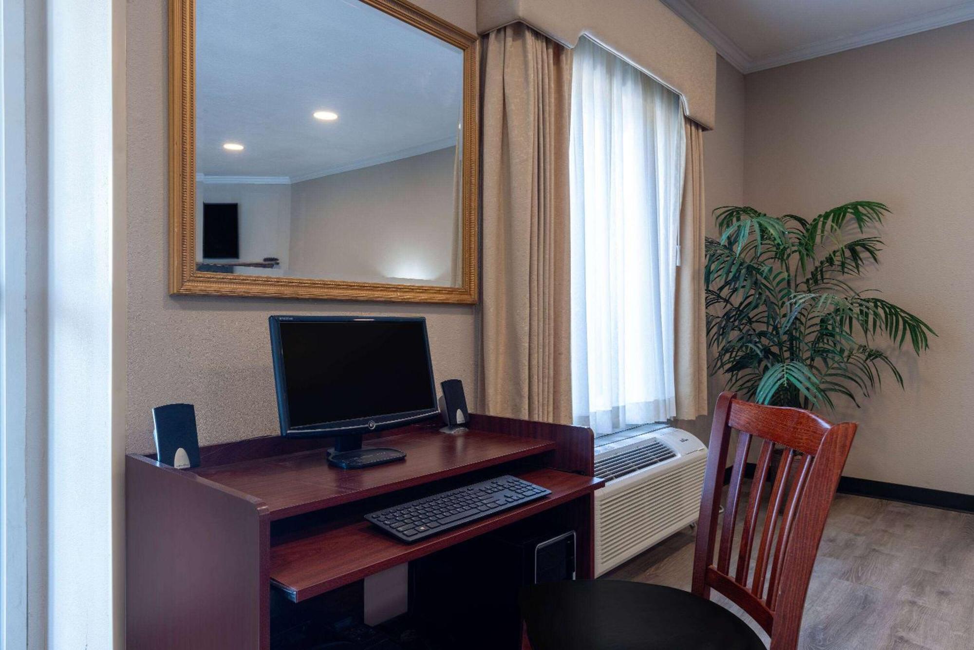 Baymont By Wyndham Kirksville University Area Extérieur photo